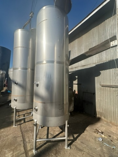700 gallon stainless tank water